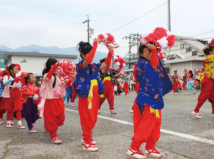 小学生100人の子供の手踊り