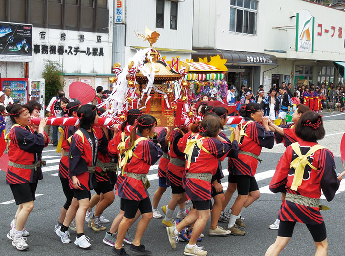 祭りを盛り上げる御輿練り